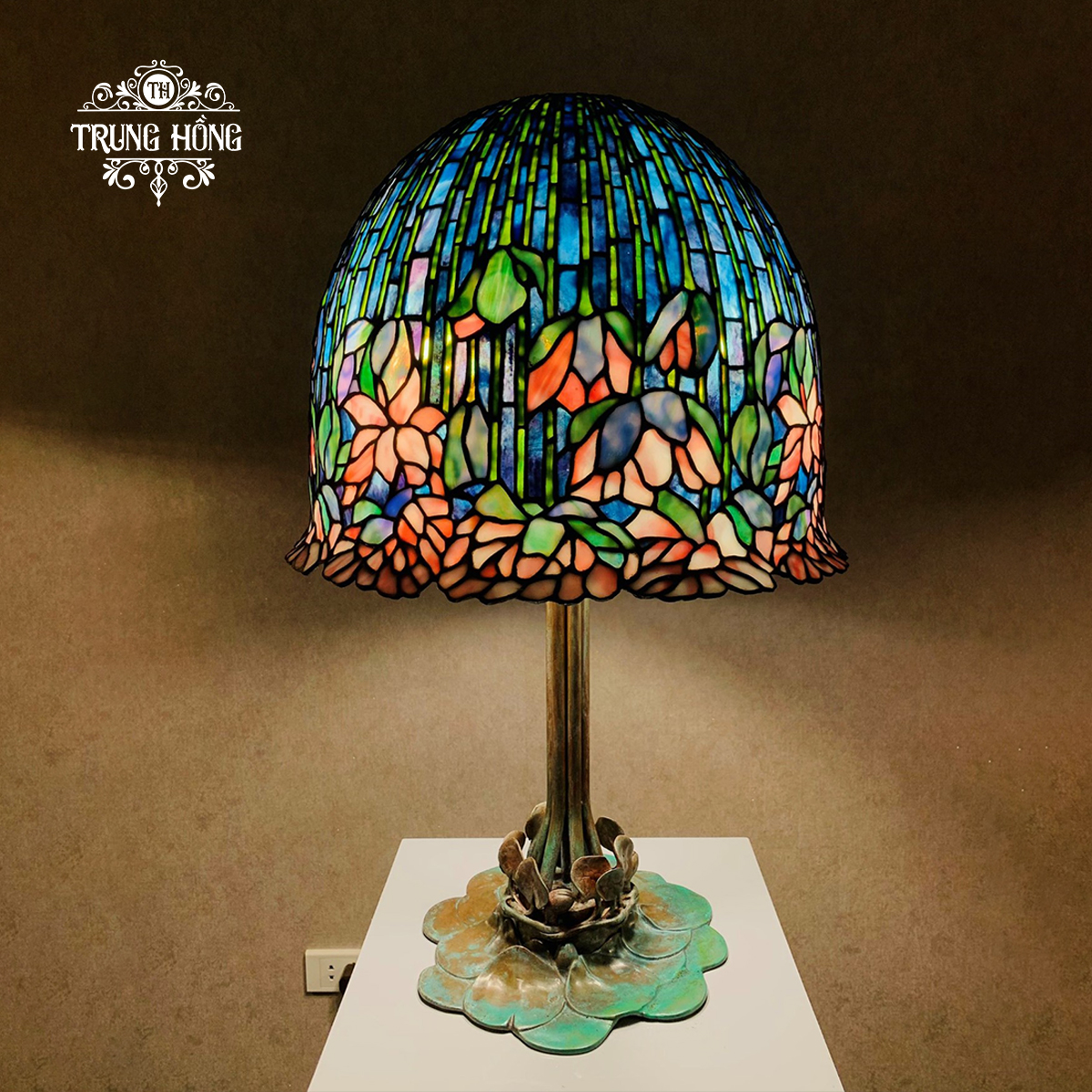 Tiffany Lotus Table Lamp - Đèn Tiffany Hoa Sen: Biểu Tượng Tự Hào Của Vẻ Đẹp Việt Nam