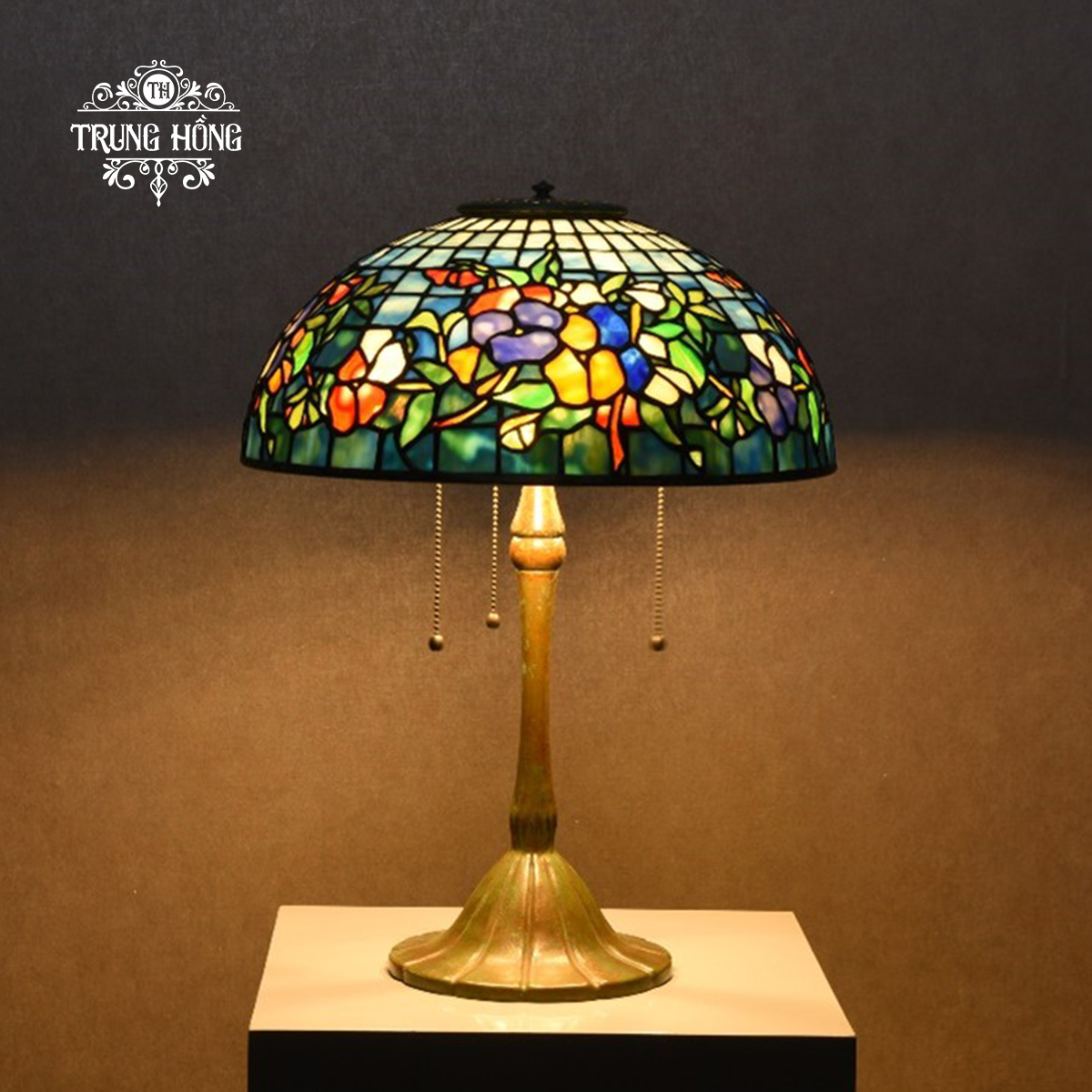 Tiffany Pansy Table Lamp: Sự Ấm Áp và Yêu Thương Trong Mỗi Ánh Sáng