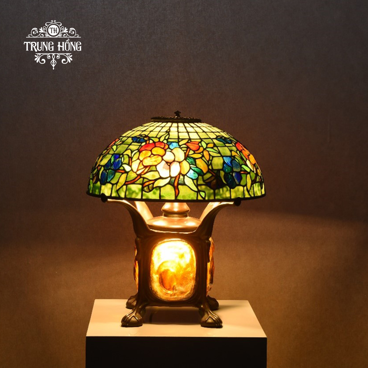 Tiffany Pansy Table Lamp: Ánh Sáng Huyền Ảo Từ Trái Tim Của Thiên Nhiên