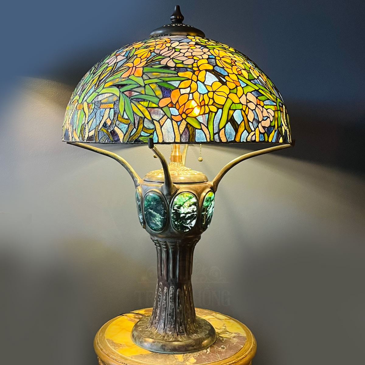 Tiffany Lamp hoa Thuỷ Tiên, thế kỷ XX