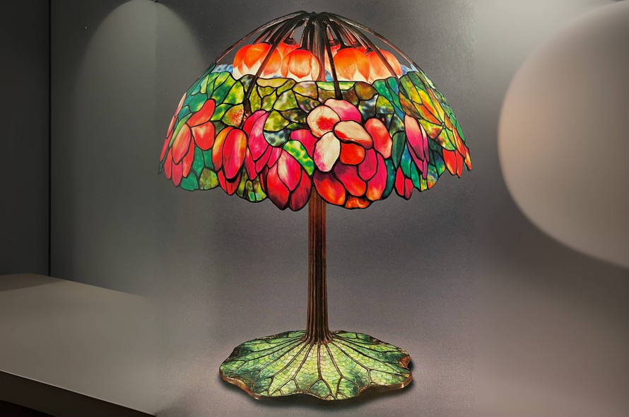 Đèn kính màu hoa sen: Khám Phá Chiếc Đèn Đắt Nhất Thế Giới - Pink Lotus của Tiffany Studios